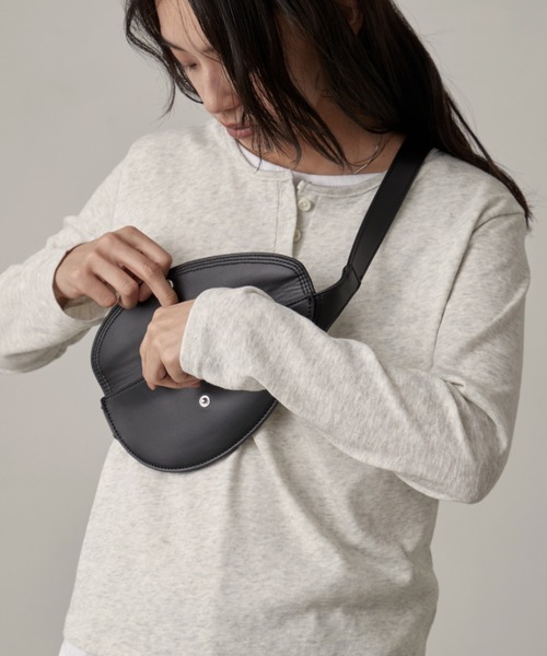 OFROOM（オフルーム）の「Faux Leather Waist Belt Bag｜フェイクレザーウエストベルトバッグ（ボディバッグ/ウエストポーチ・レディース・ブラウン/ブラック・ONESIZE）」の15枚目の写真