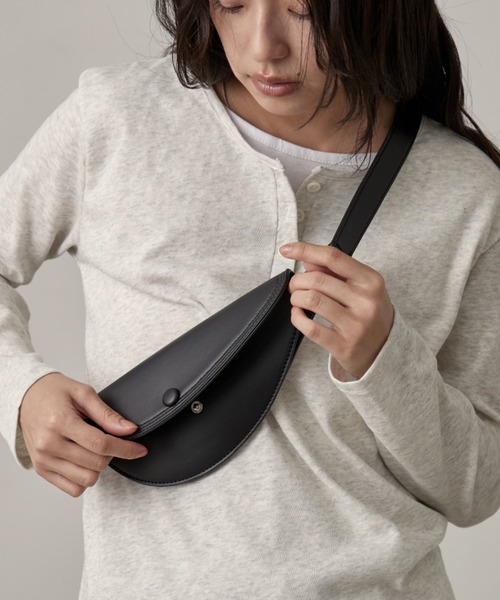 OFROOM（オフルーム）の「Faux Leather Waist Belt Bag｜フェイクレザーウエストベルトバッグ（ボディバッグ/ウエストポーチ・レディース・ブラウン/ブラック・ONESIZE）」の16枚目の写真
