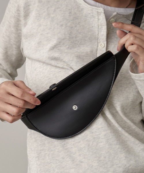 OFROOM（オフルーム）の「Faux Leather Waist Belt Bag｜フェイクレザーウエストベルトバッグ（ボディバッグ/ウエストポーチ・レディース・ブラウン/ブラック・ONESIZE）」の17枚目の写真