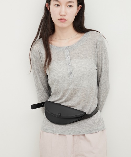 OFROOM（オフルーム）の「Faux Leather Waist Belt Bag｜フェイクレザーウエストベルトバッグ（ボディバッグ/ウエストポーチ・レディース・ブラウン/ブラック・ONESIZE）」の4枚目の写真