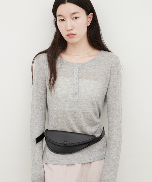 OFROOM（オフルーム）の「Faux Leather Waist Belt Bag｜フェイクレザーウエストベルトバッグ（ボディバッグ/ウエストポーチ・レディース・ブラウン/ブラック・ONESIZE）」の5枚目の写真