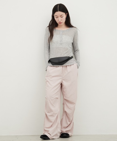 OFROOM（オフルーム）の「Faux Leather Waist Belt Bag｜フェイクレザーウエストベルトバッグ（ボディバッグ/ウエストポーチ・レディース・ブラウン/ブラック・ONESIZE）」の11枚目の写真