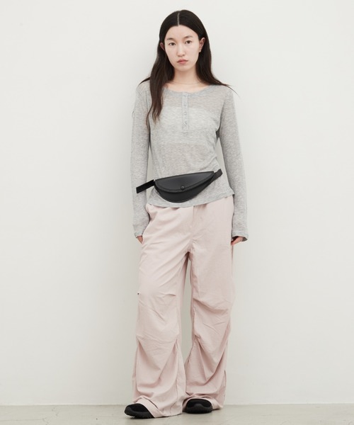 OFROOM（オフルーム）の「Faux Leather Waist Belt Bag｜フェイクレザーウエストベルトバッグ（ボディバッグ/ウエストポーチ・レディース・ブラウン/ブラック・ONESIZE）」の7枚目の写真