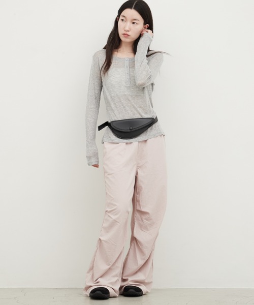 OFROOM（オフルーム）の「Faux Leather Waist Belt Bag｜フェイクレザーウエストベルトバッグ（ボディバッグ/ウエストポーチ・レディース・ブラウン/ブラック・ONESIZE）」の10枚目の写真