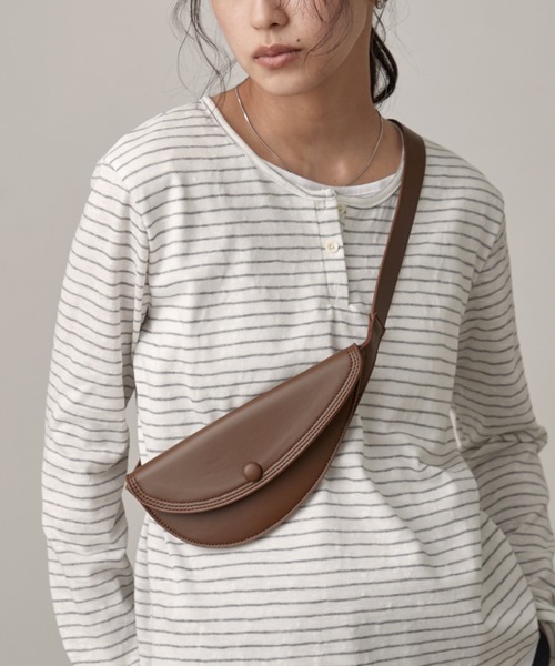 OFROOM（オフルーム）の「Faux Leather Waist Belt Bag｜フェイクレザーウエストベルトバッグ（ボディバッグ/ウエストポーチ・レディース・ブラウン/ブラック・ONESIZE）」の21枚目の写真