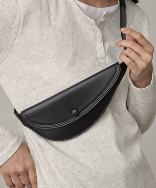 OFROOM（オフルーム）の「Faux Leather Waist Belt Bag｜フェイクレザーウエストベルトバッグ（ボディバッグ/ウエストポーチ・レディース・ブラウン/ブラック・ONESIZE）」の18枚目の写真