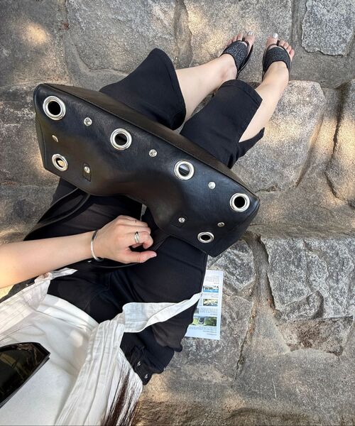 HEEARI（ヒアリー）の「[ヒョインXヒオリ]ヘイズアイレットレザーミニバッグ_ブラック（ショルダーバッグ・レディース・その他・FREE）」の7枚目の写真