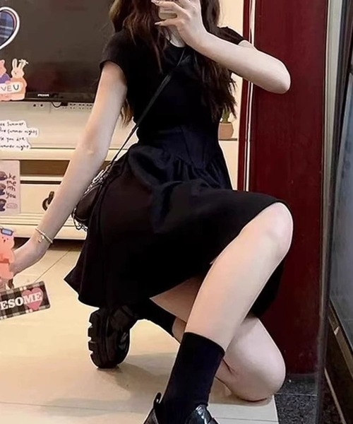 GLAMOROUS JANE(グラマラスジェーン)の「切替デザインミニ丈半袖ワンピース(ワンピース・レディース・ブラック・FREE)」の3枚目の写真