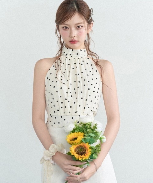 Ritzy(リッツィー)の「ドット柄 フロントギャザー バックリボン ホルターネックブラウス(シャツ/ブラウス・レディース・ホワイト/ブラック・S/L/M)」の1枚目の写真