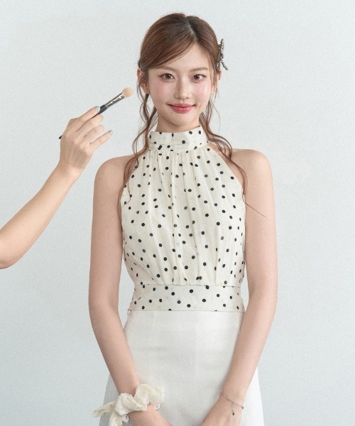 Ritzy(リッツィー)の「ドット柄 フロントギャザー バックリボン ホルターネックブラウス(シャツ/ブラウス・レディース・ホワイト/ブラック・S/L/M)」の4枚目の写真
