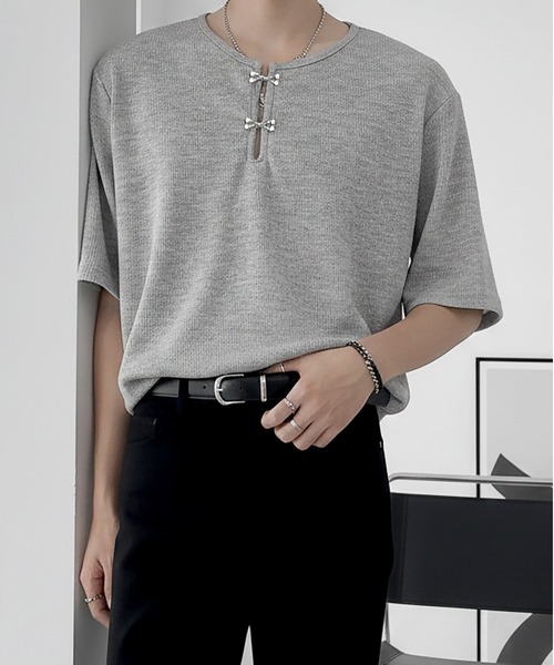 Otte（オッテ）の「フロントホックスリットネックトップス（Tシャツ/カットソー・メンズ・ブラック/グレー・X-LARGE/LARGE/MEDIUM）」の8枚目の写真