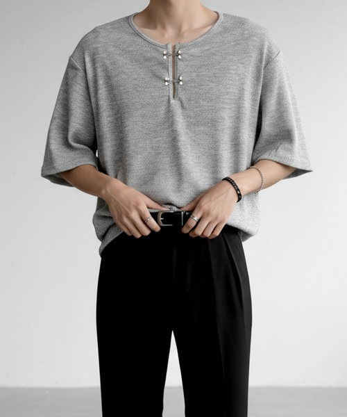 Otte（オッテ）の「フロントホックスリットネックトップス（Tシャツ/カットソー・メンズ・ブラック/グレー・X-LARGE/LARGE/MEDIUM）」の10枚目の写真