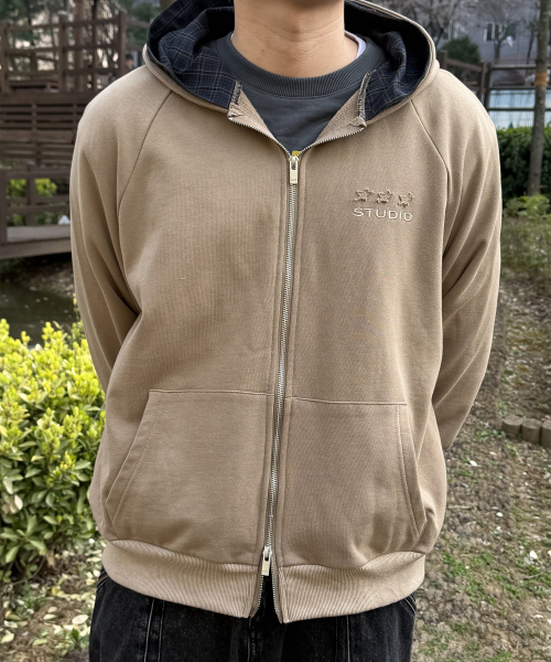 PLACESTUDIOMAN(プレイススタジオメンズ)の「チェックレイヤードスターパッチソフトベーシックフードジップアップジャケット_2COLOR(パーカー・メンズ・ベージュ/チャコール・FREE)」の10枚目の写真