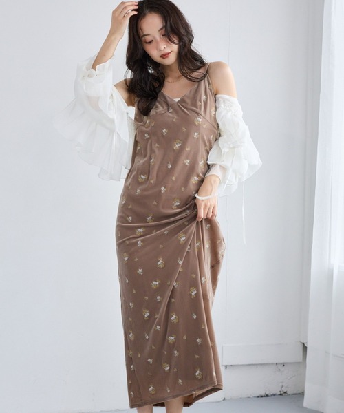 mysty woman(ミスティウーマン)の「ベロア刺繍キャミワンピース 1052517(ワンピース・レディース・チャコールグレー/ベージュ/ブラック/ブラウン・FREE)」の4枚目の写真