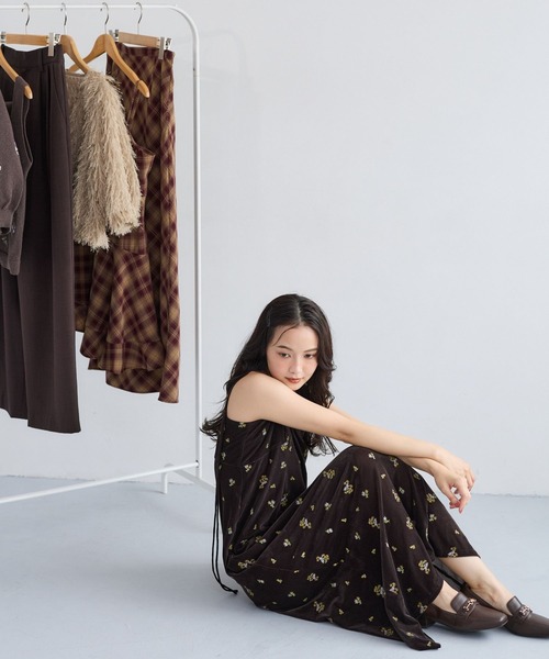 mysty woman(ミスティウーマン)の「ベロア刺繍キャミワンピース 1052517(ワンピース・レディース・チャコールグレー/ベージュ/ブラック/ブラウン・FREE)」の6枚目の写真