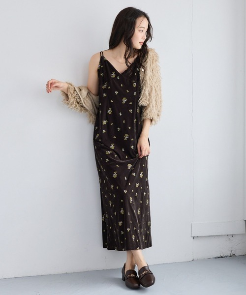 mysty woman(ミスティウーマン)の「ベロア刺繍キャミワンピース 1052517(ワンピース・レディース・チャコールグレー/ベージュ/ブラック/ブラウン・FREE)」の9枚目の写真