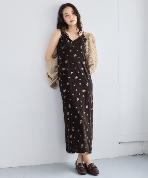 mysty woman(ミスティウーマン)の「ベロア刺繍キャミワンピース 1052517(ワンピース・レディース・チャコールグレー/ベージュ/ブラック/ブラウン・FREE)」の10枚目の写真