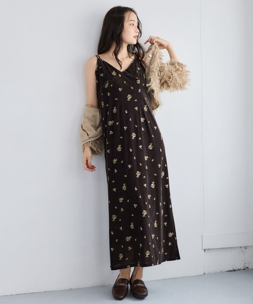 mysty woman(ミスティウーマン)の「ベロア刺繍キャミワンピース 1052517(ワンピース・レディース・チャコールグレー/ベージュ/ブラック/ブラウン・FREE)」の11枚目の写真