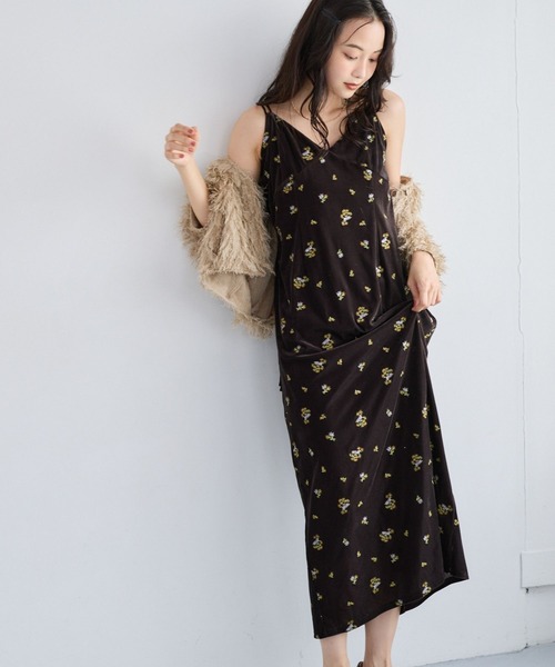 mysty woman(ミスティウーマン)の「ベロア刺繍キャミワンピース 1052517(ワンピース・レディース・チャコールグレー/ベージュ/ブラック/ブラウン・FREE)」の13枚目の写真