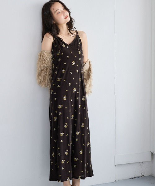 mysty woman(ミスティウーマン)の「ベロア刺繍キャミワンピース 1052517(ワンピース・レディース・チャコールグレー/ベージュ/ブラック/ブラウン・FREE)」の14枚目の写真