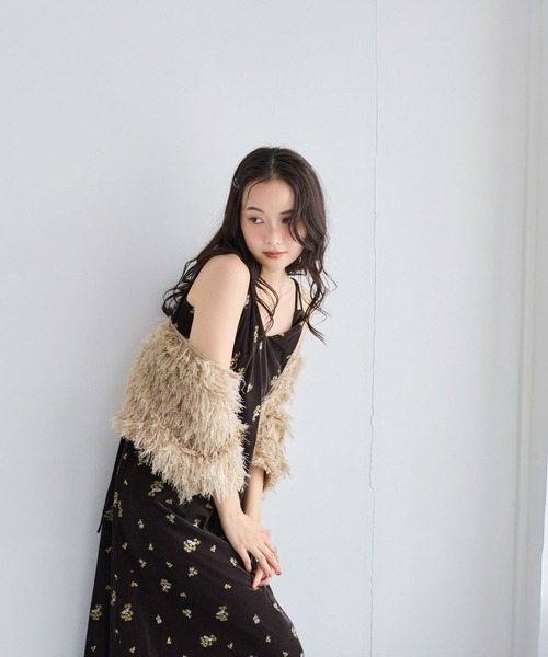 mysty woman(ミスティウーマン)の「ベロア刺繍キャミワンピース 1052517(ワンピース・レディース・チャコールグレー/ベージュ/ブラック/ブラウン・FREE)」の15枚目の写真