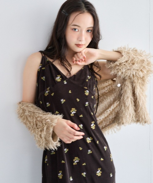 mysty woman(ミスティウーマン)の「ベロア刺繍キャミワンピース 1052517(ワンピース・レディース・チャコールグレー/ベージュ/ブラック/ブラウン・FREE)」の16枚目の写真