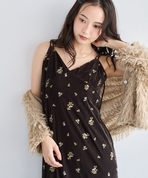 mysty woman(ミスティウーマン)の「ベロア刺繍キャミワンピース 1052517(ワンピース・レディース・チャコールグレー/ベージュ/ブラック/ブラウン・FREE)」の17枚目の写真