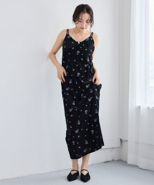 mysty woman(ミスティウーマン)の「ベロア刺繍キャミワンピース 1052517(ワンピース・レディース・チャコールグレー/ベージュ/ブラック/ブラウン・FREE)」の22枚目の写真