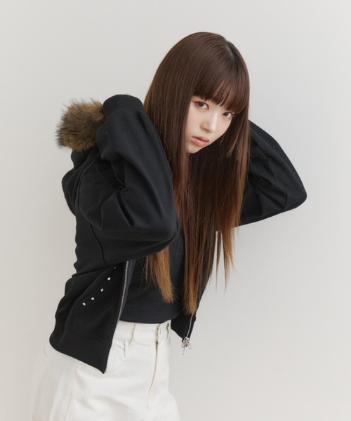 haek(ハク)の「faux fur-trimmed hoodie/ファー付きホットフィックスフーディ(パーカー・レディース・グレー/ブラック・FREE)」の4枚目の写真