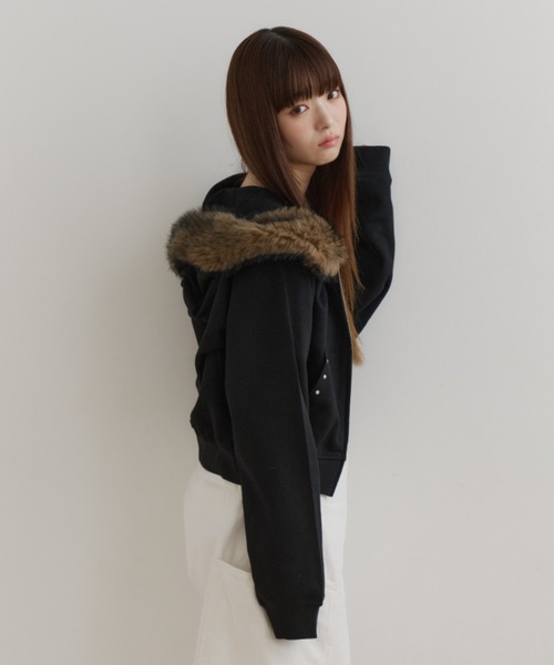 haek(ハク)の「faux fur-trimmed hoodie/ファー付きホットフィックスフーディ(パーカー・レディース・グレー/ブラック・FREE)」の5枚目の写真