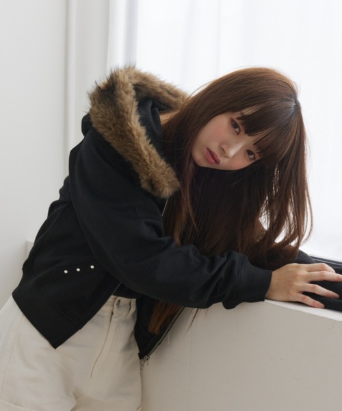 haek(ハク)の「faux fur-trimmed hoodie/ファー付きホットフィックスフーディ(パーカー・レディース・グレー/ブラック・FREE)」の7枚目の写真