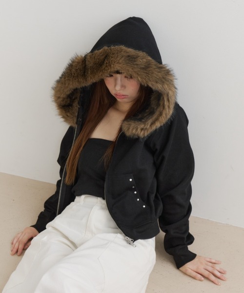 haek(ハク)の「faux fur-trimmed hoodie/ファー付きホットフィックスフーディ(パーカー・レディース・グレー/ブラック・FREE)」の8枚目の写真