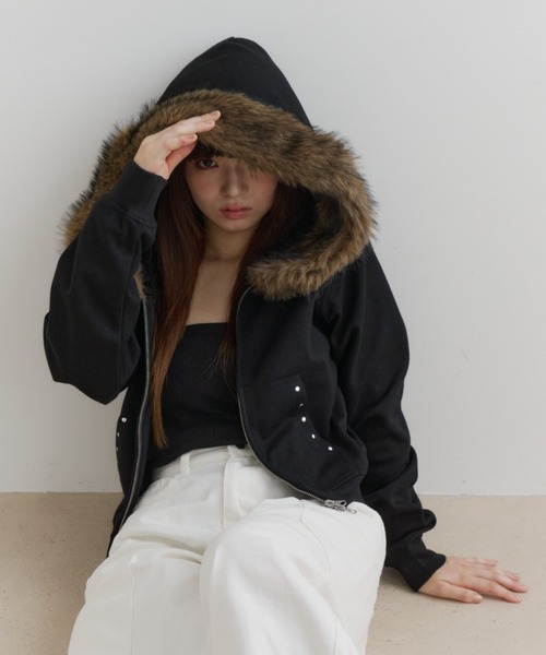 haek(ハク)の「faux fur-trimmed hoodie/ファー付きホットフィックスフーディ(パーカー・レディース・グレー/ブラック・FREE)」の9枚目の写真