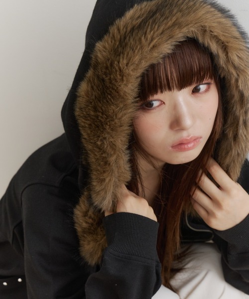 haek(ハク)の「faux fur-trimmed hoodie/ファー付きホットフィックスフーディ(パーカー・レディース・グレー/ブラック・FREE)」の16枚目の写真
