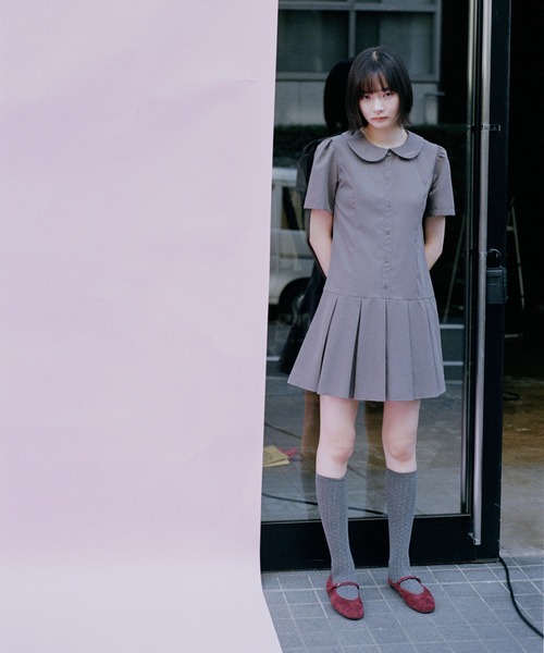 shesaidthat(シーセッドザット)の「shesaidthat - 丸襟プリーツワンピース / Round Collar Pleated Dress(ワンピース・レディース・ネイビー/ダークグレー・FREE)」の2枚目の写真