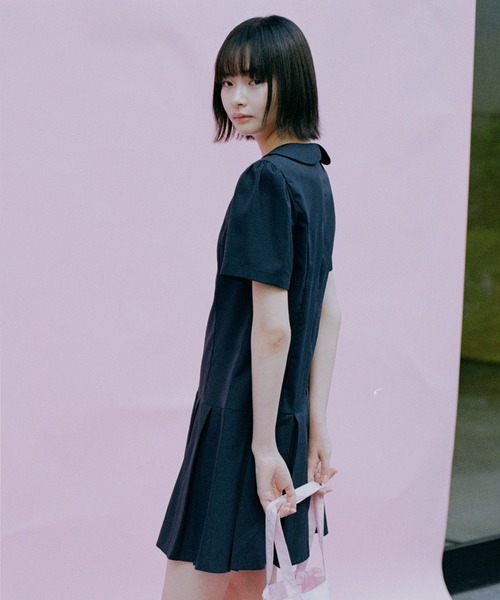 shesaidthat(シーセッドザット)の「shesaidthat - 丸襟プリーツワンピース / Round Collar Pleated Dress(ワンピース・レディース・ネイビー/ダークグレー・FREE)」の3枚目の写真