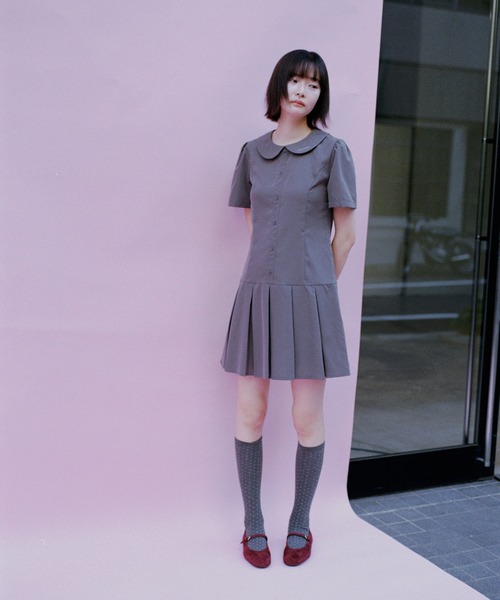shesaidthat(シーセッドザット)の「shesaidthat - 丸襟プリーツワンピース / Round Collar Pleated Dress(ワンピース・レディース・ネイビー/ダークグレー・FREE)」の8枚目の写真