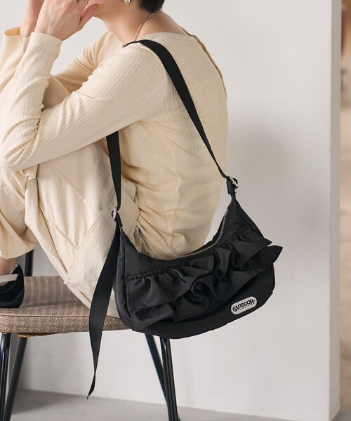 OUTDOOR PRODUCTS（アウトドアプロダクツ）の「OUTDOOR PRODUCTS × FREAK'S STORE/アウトドアプロダクツ 2WAY ナイロンフリルショルダーバッグ（ショルダーバッグ・レディース・オフホワイト/ブラック・ONE SIZE）」の4枚目の写真