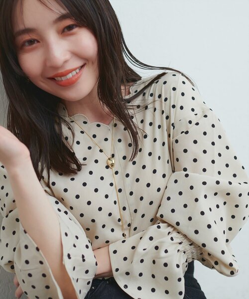 natural couture(ナチュラルクチュール)の「2WAYスカラップブラウス(シャツ/ブラウス・レディース・その他2/グレイッシュベージュ/サックスブルー/ブラウン/その他1/ブラック/アイボリー/ボルドー・FREE)」の7枚目の写真