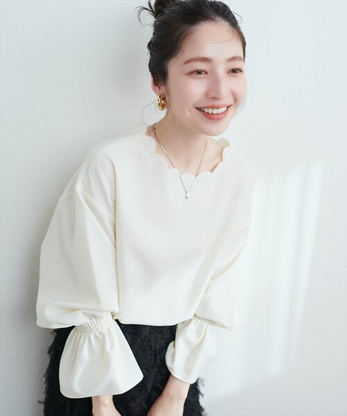 natural couture(ナチュラルクチュール)の「2WAYスカラップブラウス(シャツ/ブラウス・レディース・その他2/グレイッシュベージュ/サックスブルー/ブラウン/その他1/ブラック/アイボリー/ボルドー・FREE)」の1枚目の写真