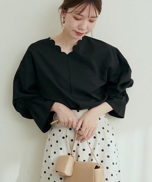 natural couture(ナチュラルクチュール)の「2WAYスカラップブラウス(シャツ/ブラウス・レディース・その他2/グレイッシュベージュ/サックスブルー/ブラウン/その他1/ブラック/アイボリー/ボルドー・FREE)」の2枚目の写真