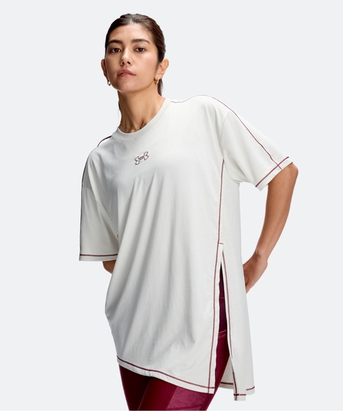 UNDER ARMOUR(アンダーアーマー)の「アンダーアーマー UNDER ARMOUR UAテック オーバーサイズド タイド アップ ショートスリーブ Tシャツ(Tシャツ/カットソー・レディース・バーガンディー/オフホワイト・S/L/M)」の1枚目の写真