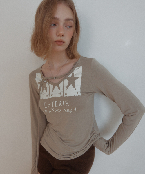 LETERIE(レテリー)の「GRAPHIC V-NECK LONG SLEEVE TEE_KHAKI BROWN(Tシャツ/カットソー・レディース・カーキブラウン・FREE)」の1枚目の写真