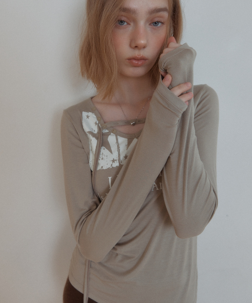 LETERIE(レテリー)の「GRAPHIC V-NECK LONG SLEEVE TEE_KHAKI BROWN(Tシャツ/カットソー・レディース・カーキブラウン・FREE)」の2枚目の写真