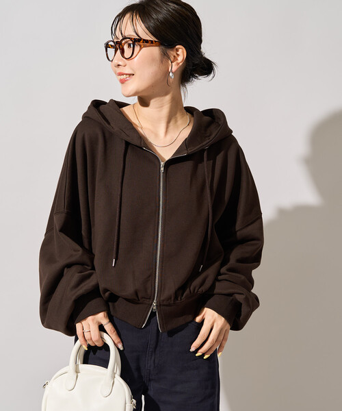 FREAK'S STORE(フリークスストア)の「限定展開 ショート丈 ボリューム フルジップ パーカー(パーカー・レディース・ブラウン/グレー/チャコール/ナチュラル・フリ-)」の3枚目の写真