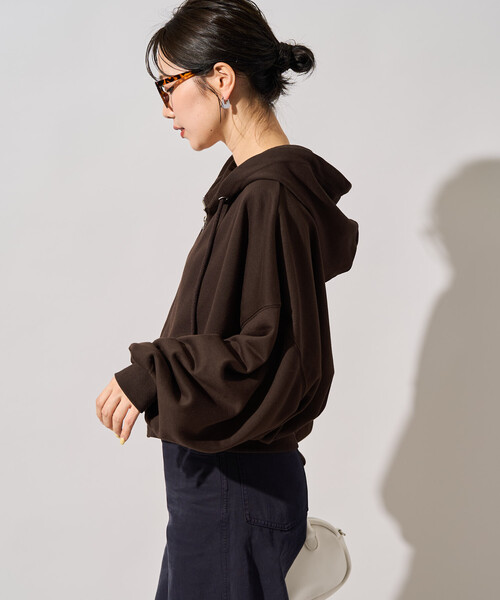 FREAK'S STORE(フリークスストア)の「限定展開 ショート丈 ボリューム フルジップ パーカー(パーカー・レディース・ブラウン/グレー/チャコール/ナチュラル・フリ-)」の6枚目の写真