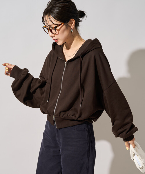 FREAK'S STORE(フリークスストア)の「限定展開 ショート丈 ボリューム フルジップ パーカー(パーカー・レディース・ブラウン/グレー/チャコール/ナチュラル・フリ-)」の8枚目の写真