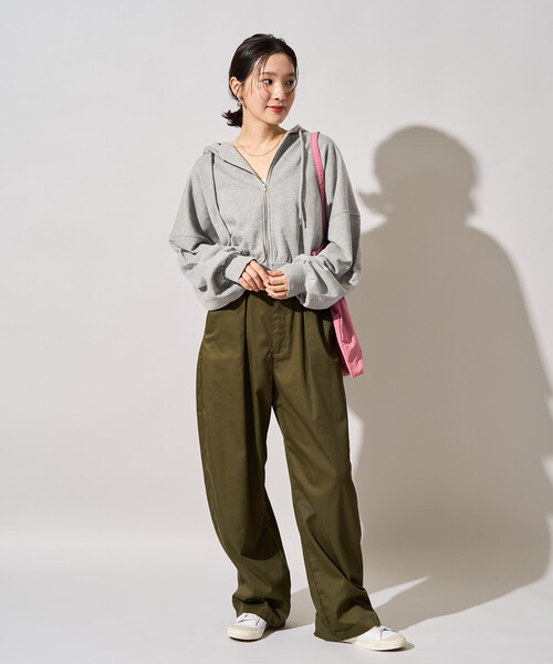 FREAK'S STORE(フリークスストア)の「限定展開 ショート丈 ボリューム フルジップ パーカー(パーカー・レディース・ブラウン/グレー/チャコール/ナチュラル・フリ-)」の19枚目の写真