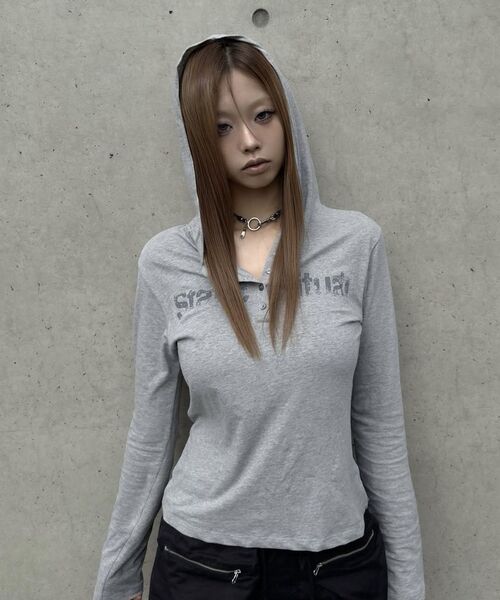 ROCKCAKE(ロックケーキ)の「スタティックスリーブ フーディー - グレー(Tシャツ/カットソー・レディース・その他・SMALL)」の6枚目の写真