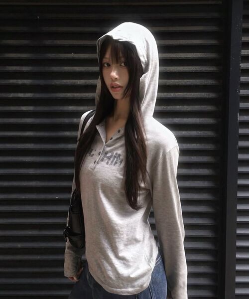ROCKCAKE(ロックケーキ)の「スタティックスリーブ フーディー - グレー(Tシャツ/カットソー・レディース・その他・SMALL)」の8枚目の写真